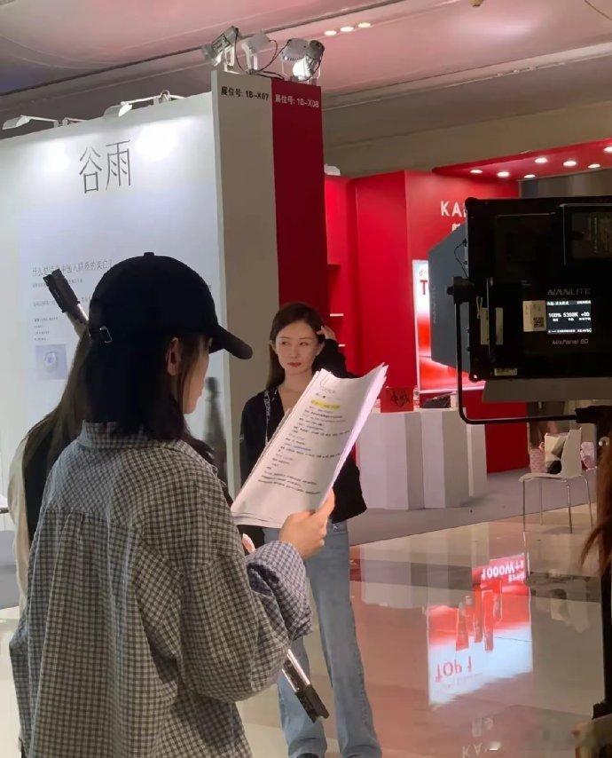 她为啥不演戏了，天天直播，我现在看她就是321上车直播多了就很招人烦……… 永远
