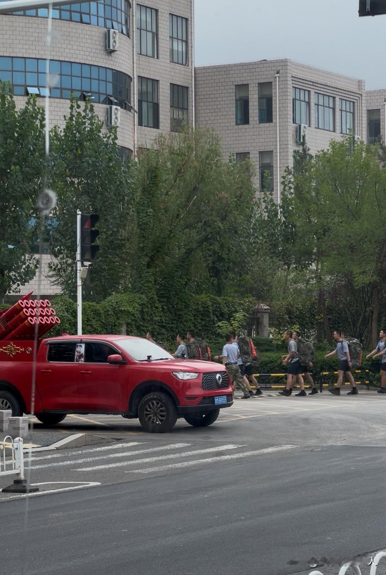 山东滨州职业技术大学更名后迎来的第一届新生，军训拉练回来学校门口放炮迎接，氛围感