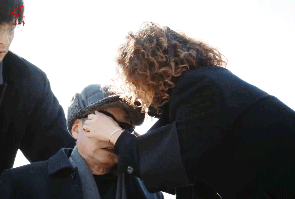 马伊琍新剧头发越卷人越狠 从隐忍到反击，马伊琍把东北红姐的转变演得层层递进，头发