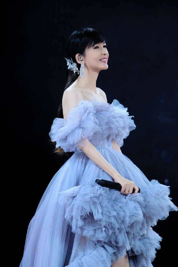 玉女掌门人周慧敏演唱会状态好好，美了一辈子了，歌迷也都听了一辈子了