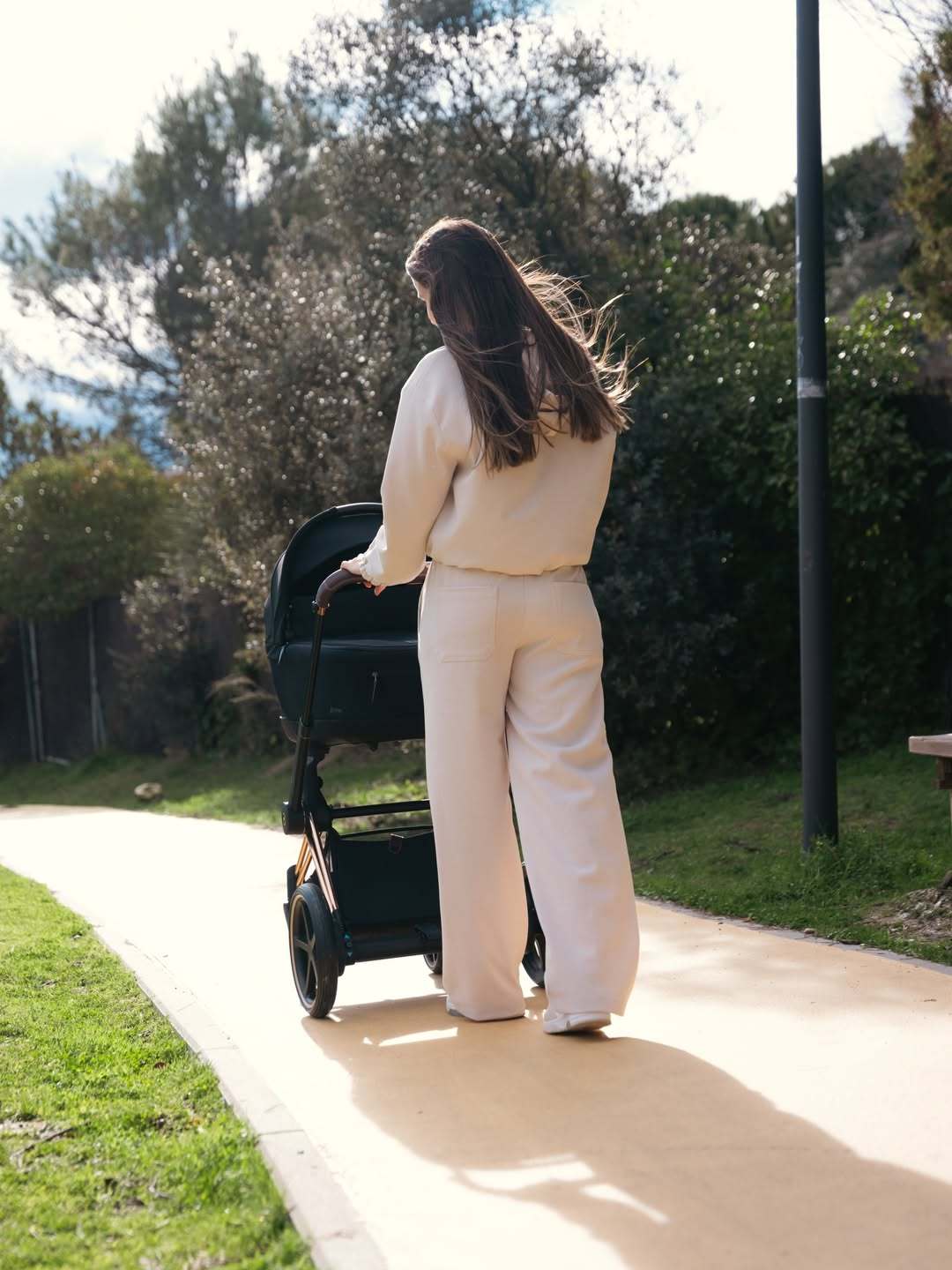 Emilia ins｜一家人一起散步🐣小墙妻子Camila点赞❤️阿根廷球迷俱