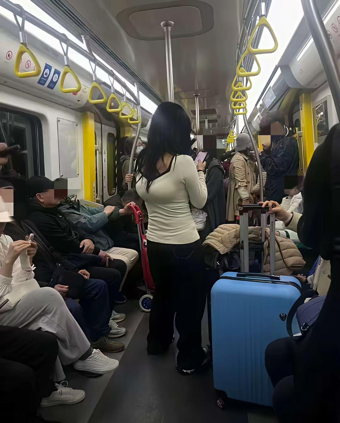 怪事年年有
今年特别多
大姐这衣服穿的自己就不难受吗？天下就是怪事多 [皱眉]