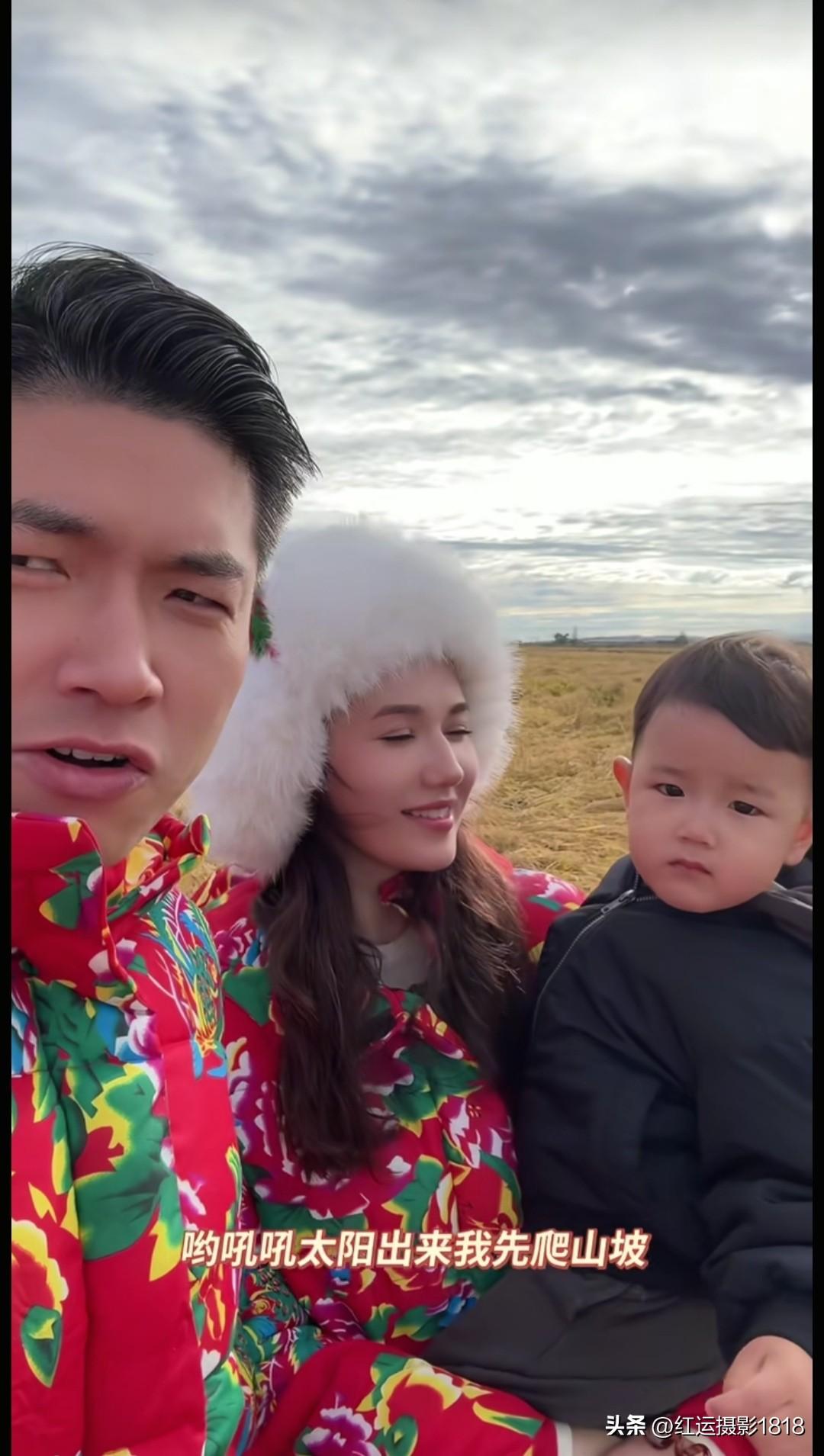 裴宇和妻子穿着红袄带着儿子在五常大米基地唱歌，四周全是大米，金秋季节，这画面太美