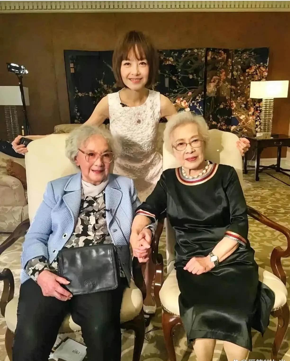多么优雅的两位老艺术家，都是绝代美人，优雅了一辈子。如果你能够认出她们，那么你至