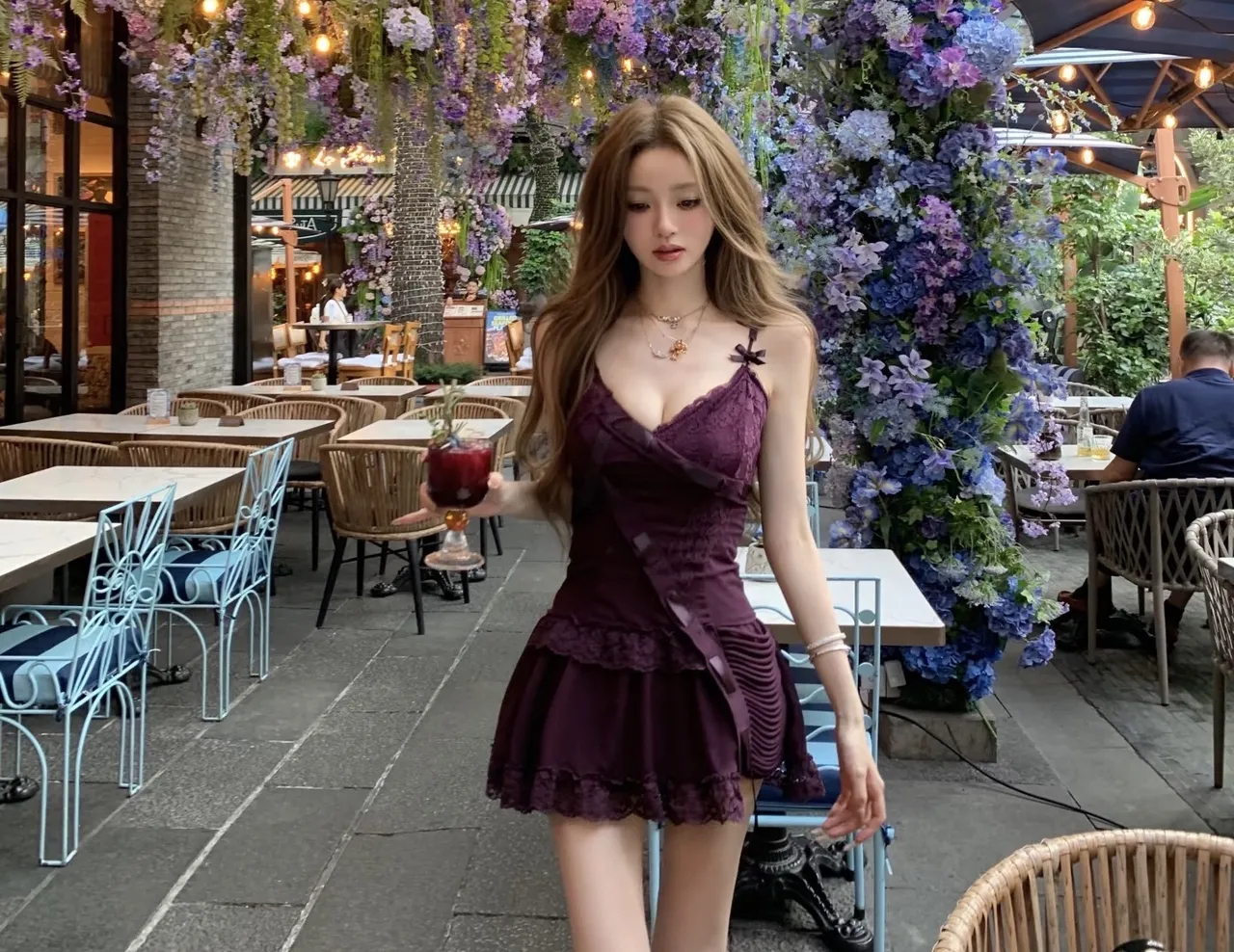王思聪女朋友又晒美照了，紫色很有韵味、真好看！懒懒皮肤很白，又瘦又美的像个洋娃娃