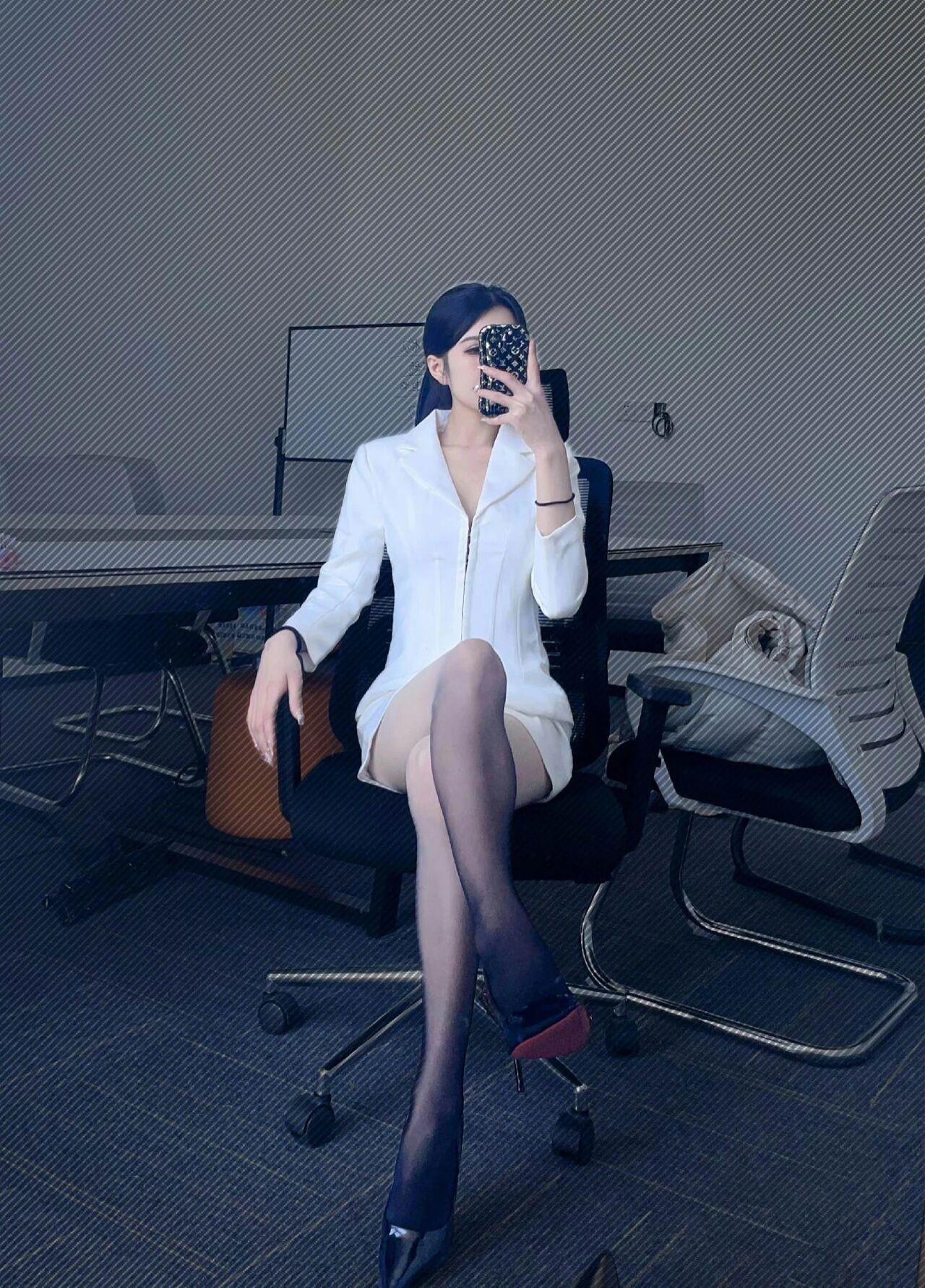 职业装+渐变丝袜，喜欢吗