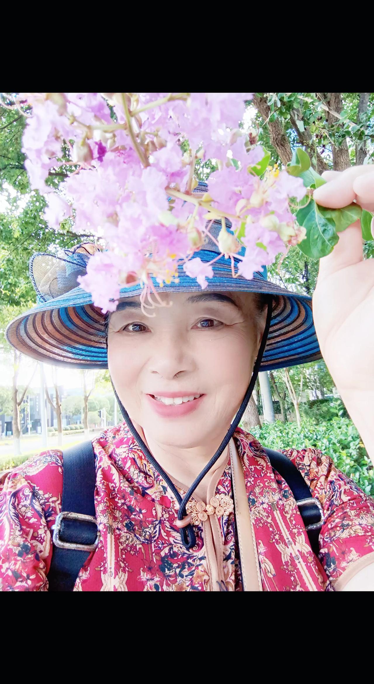 这是紫薇花， 又名痒痒花、痒痒树、紫金花等，属千屈菜科紫薇属，为落叶灌木或小乔木