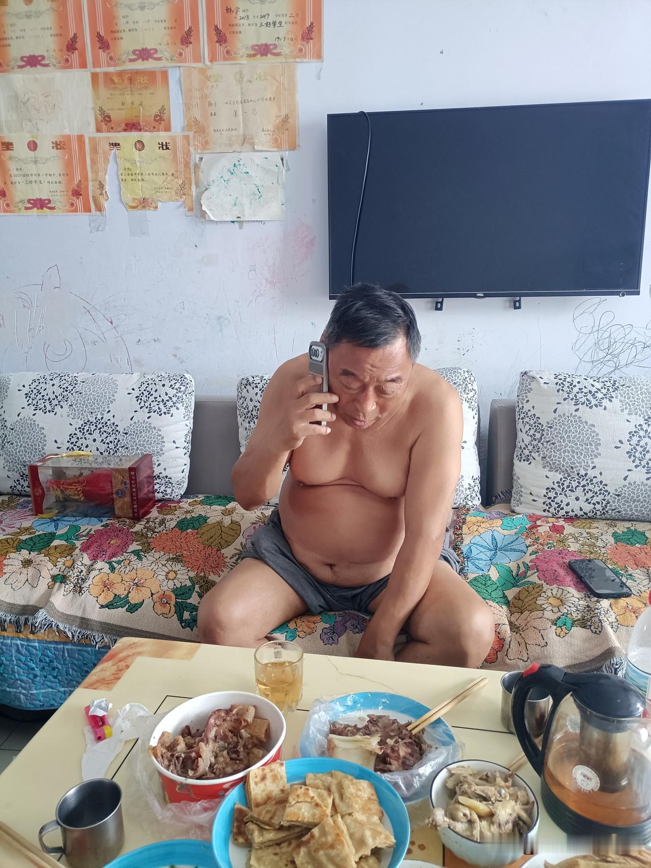 昨天到商贸城买了两双鞋，一双49元，一双50元，一共99元。我想还价，服务员怎么