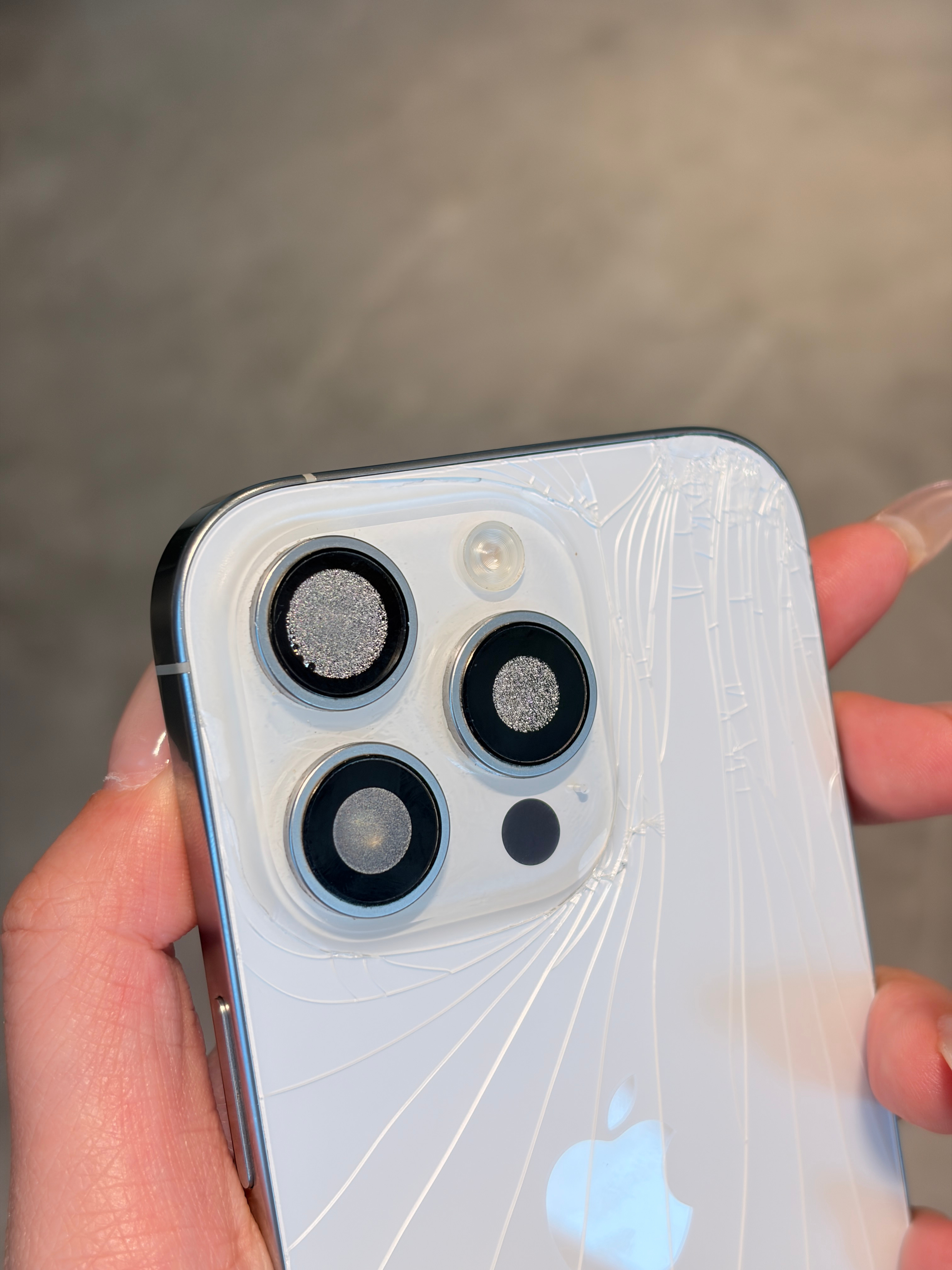 求助！！！手机洗澡的时候掉水里 然后摄像头里面起水雾了怎么办p3真得很无助… 