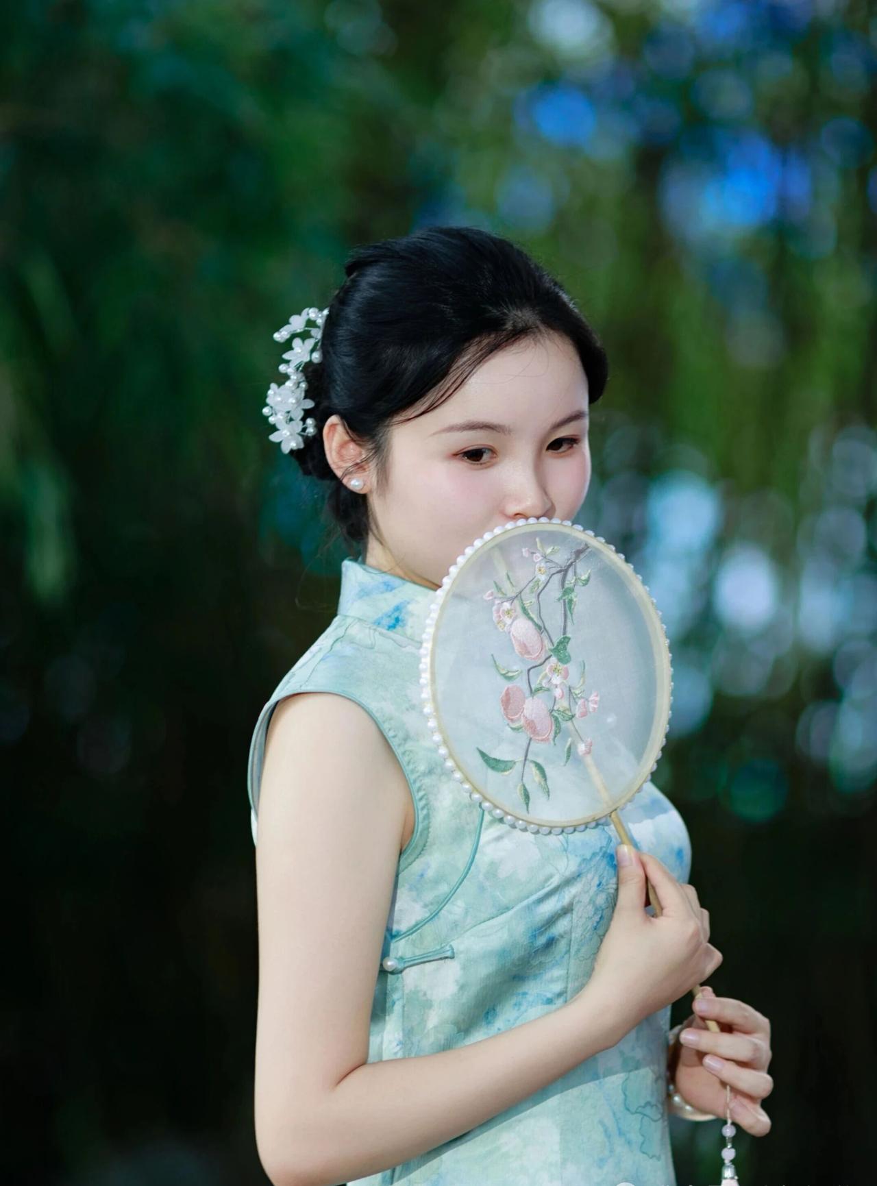 1. 根据身材特点选对款式
选择一件贴合自身身形的旗袍，是展现气质的第一步1。