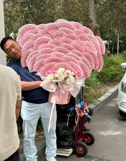 高考考场外面这几年啥花样没见过？妈妈穿旗袍的，爸爸举向日葵的，老师拉横幅的，可这