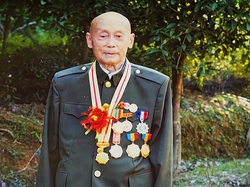 夏国南 ，1918年：出生于湖南桃江武潭镇石桥村
抗战时期：考入黄埔军校，亲历淞