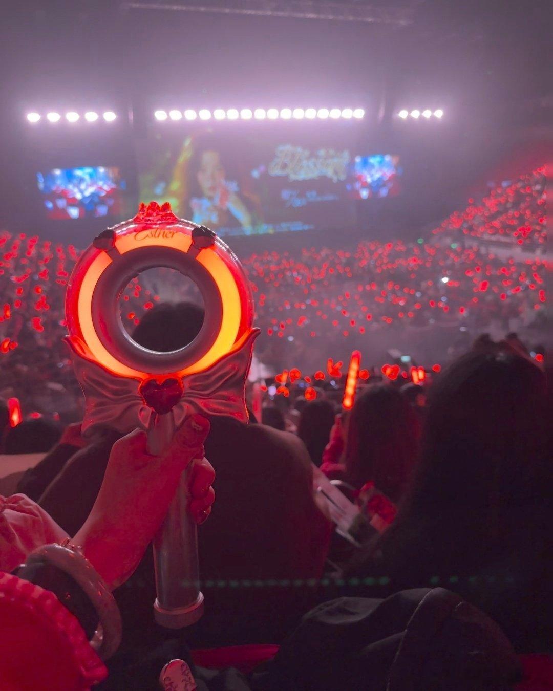 虞书欣生日会，全场红海。 