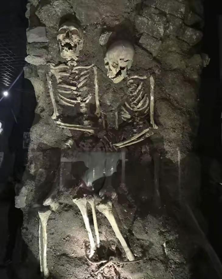 工地挖出相拥白骨，双手被手铐锁死！大家以为是殉情恋人，真相令人泪目
 
1997