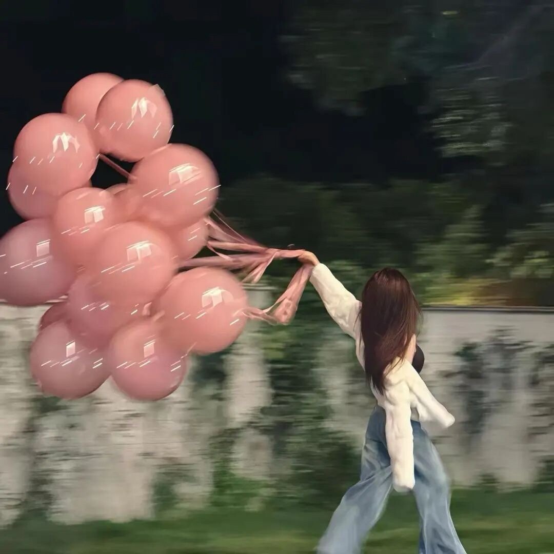 这个世界好奇怪 有人跟你要星星要月亮 有人却只要你跟她好好说说话 