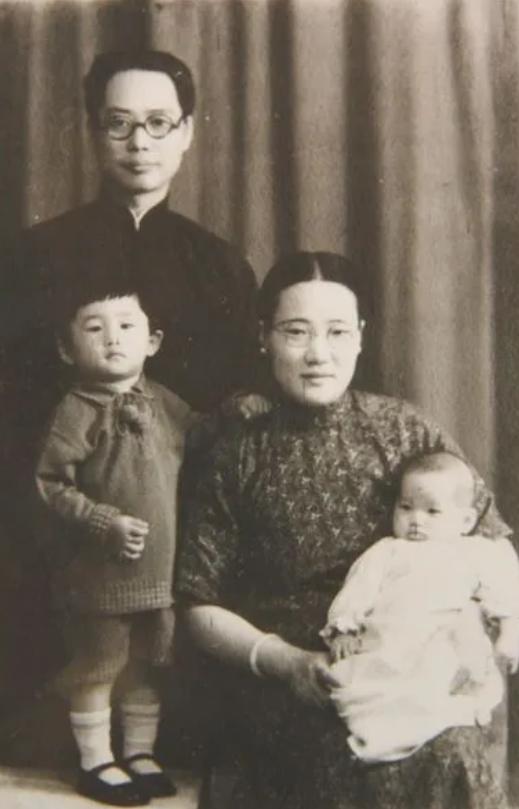 1929 年，知名作家许地山与周俟松成婚，岳父却断言他是短命鬼。周俟松不顾阻拦执