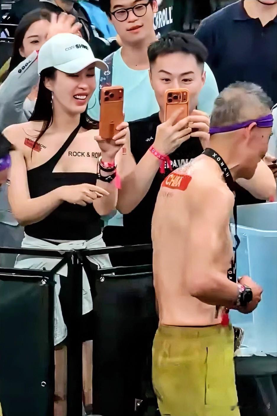田朴珺笑的“合不拢嘴”，旁边这凑热闹的男士是谁啊？怎么靠这么近！

田朴珺身着黑