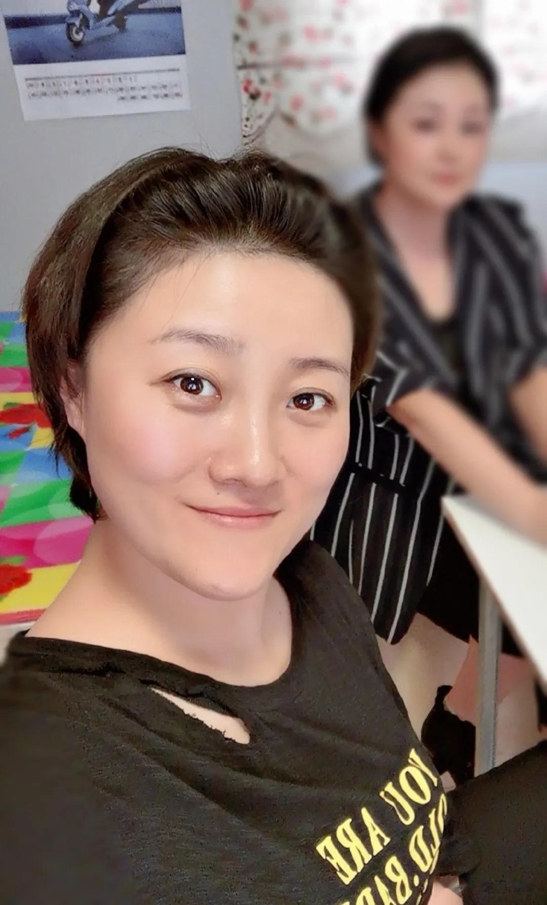 葛珊珊说：本山传媒里的艺人，除了个别人，大家的收入都不高，就像我，一个月2万，去