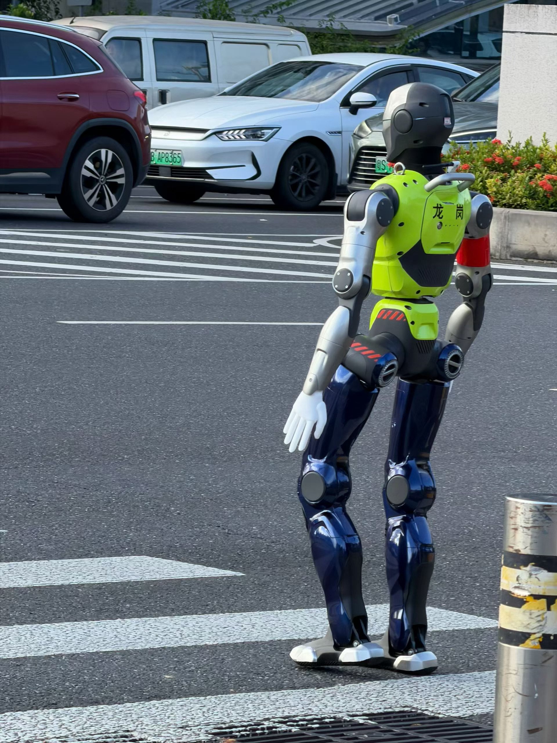 以后连交警都要机器人替代了深圳确实是过于先进！ 深圳
