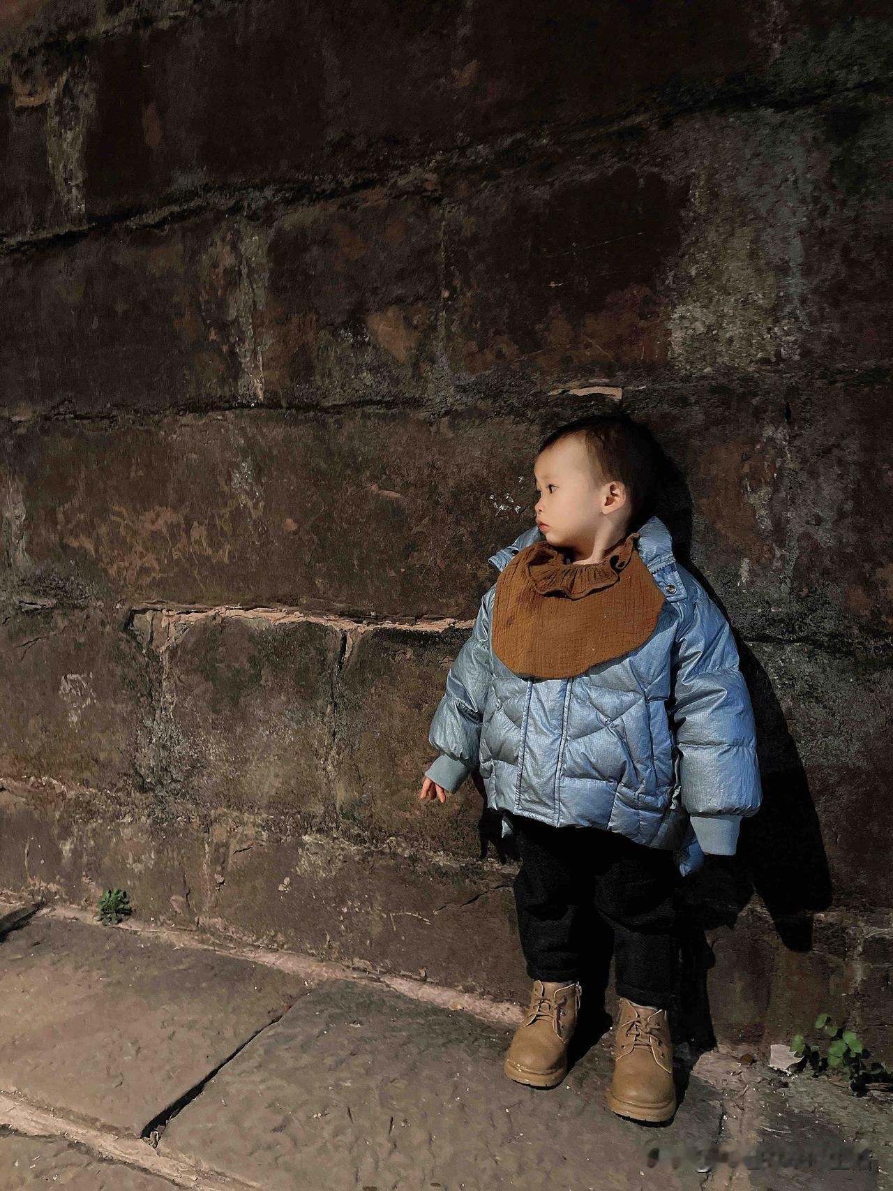 我家小棉袄嘉宁两岁啦！
2023年11月**
她来到这世界
第一次握她小手
感觉