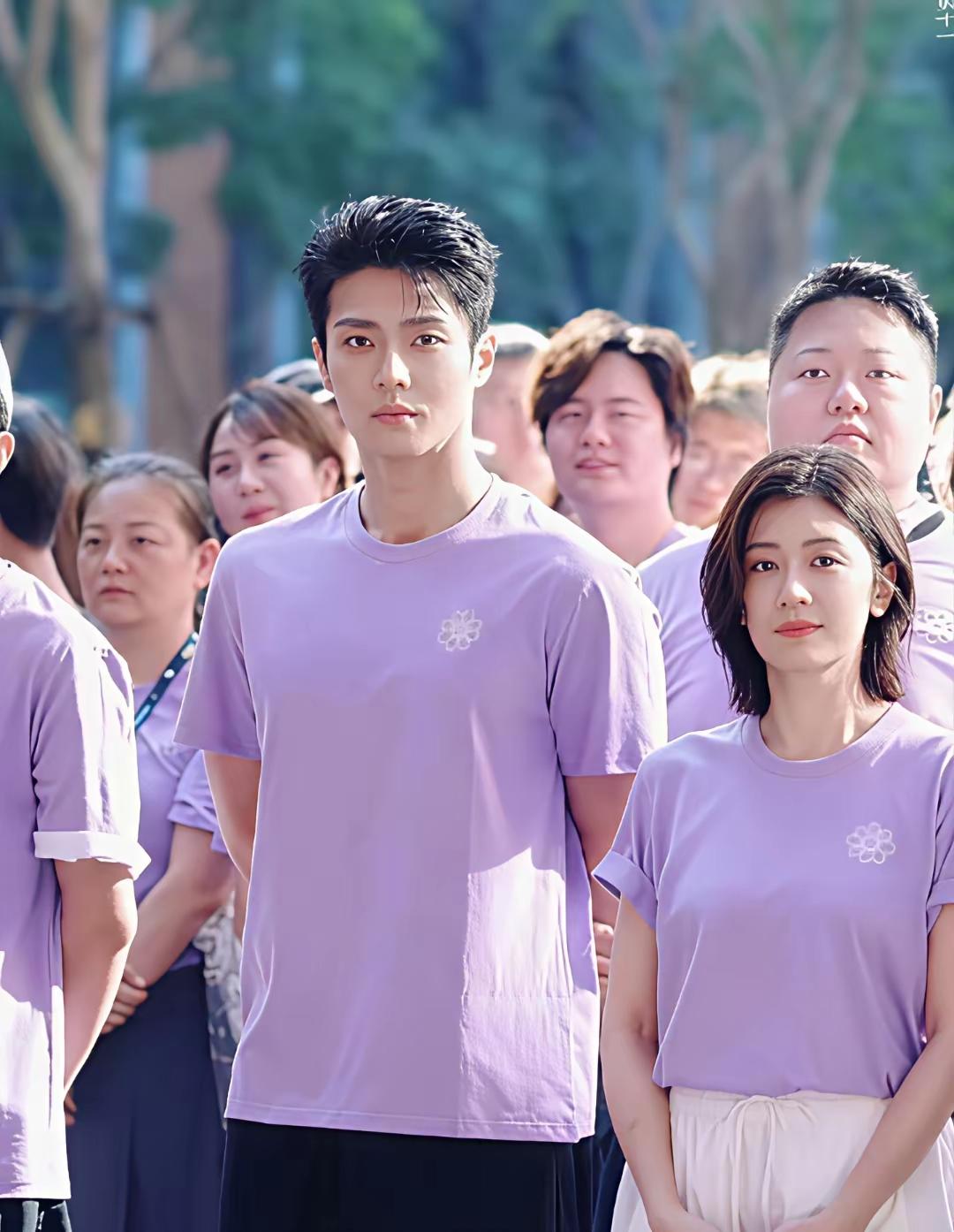 真的让人出乎意料，一位年过半百

51岁的演员，搭配28岁的年轻艺人，

在剧集