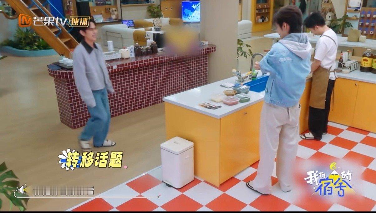 杨迪叫不醒装睡的何炅吴昕迪哥本来定好每人交50当作赢下游戏的经费，结果何炅和吴昕