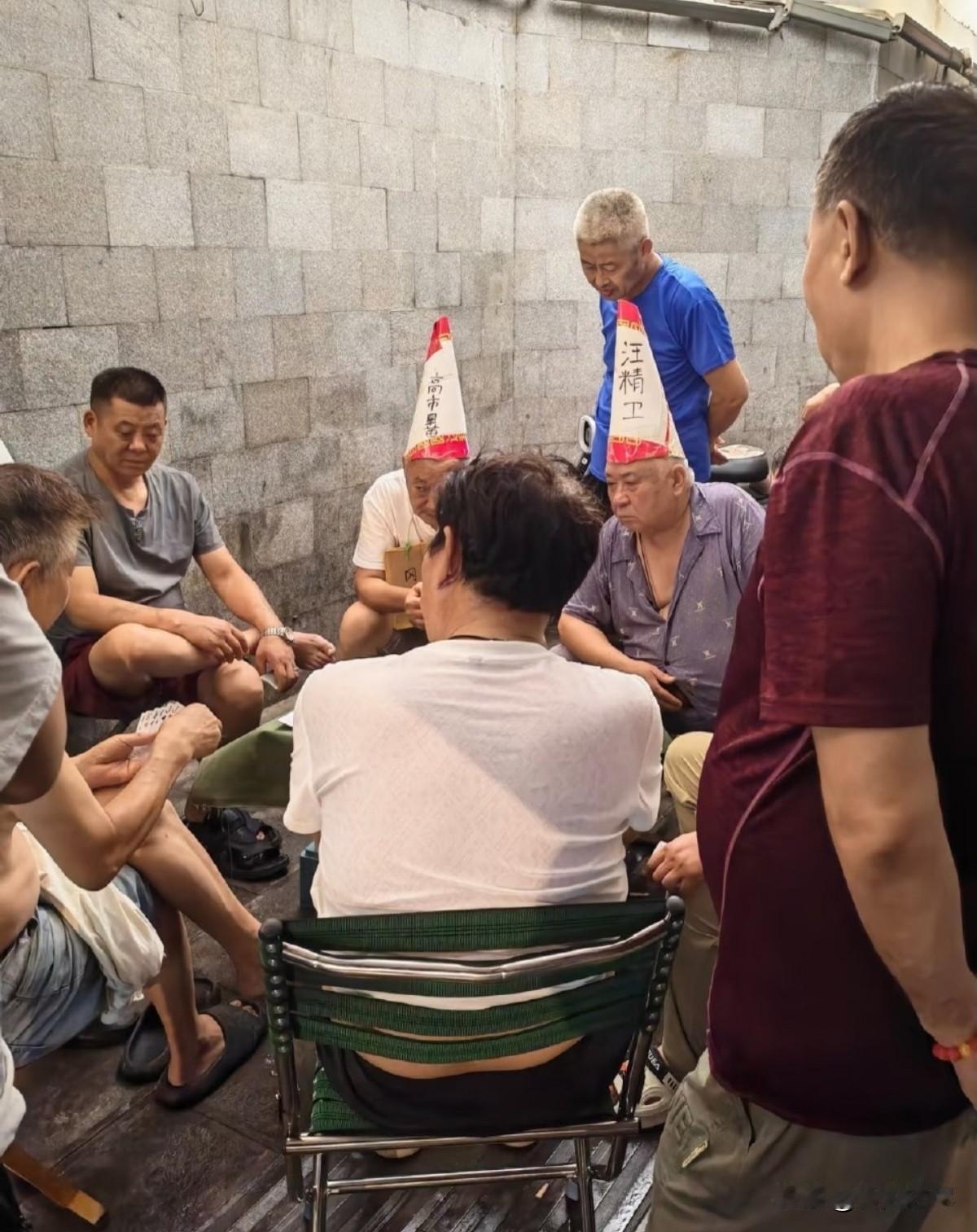 这老辈子玩起来真是没轻没重的呀，高市早苗+冈村宁次，这是输了多少牌？