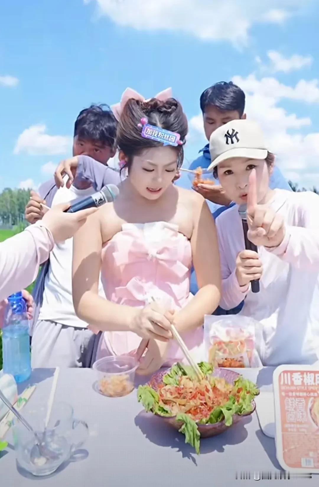 好粗鲁佳佳在室外直播带货。每一次直播带货的时候都先唱歌，唱歌引流。在线人数达到几