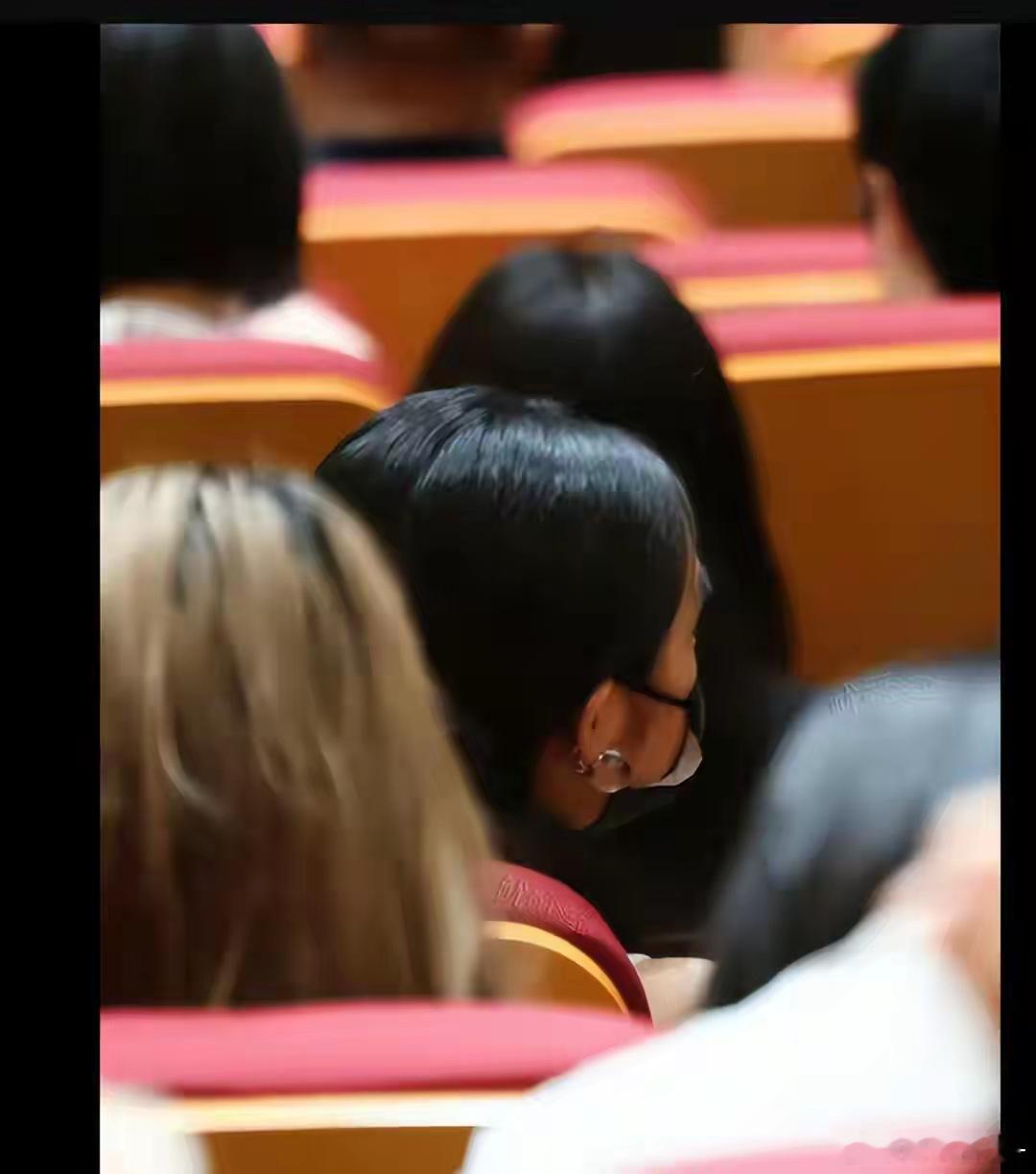 黄多多现身话剧现场，渐变龙珠耳钉，淑女范十足！ 