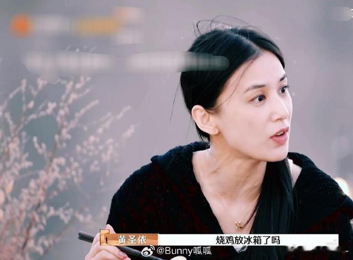 黄圣依真是个妙人  黄圣依像一位神秘的魔法师，在麦琳买熏鸡后的餐桌上施展魔法。她