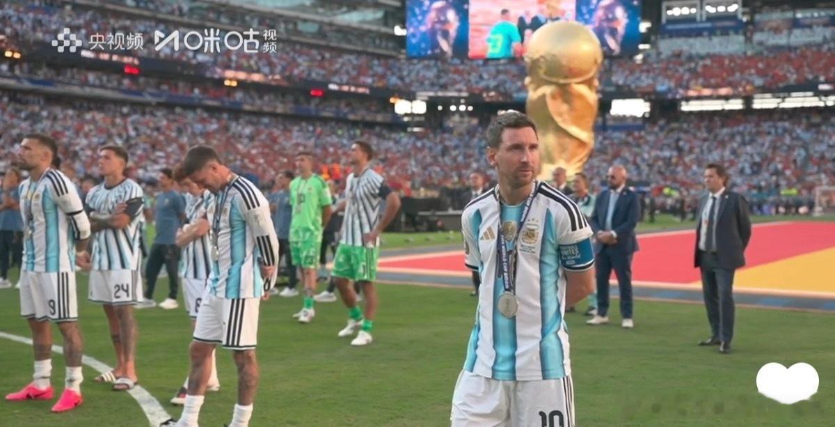 2026年世界杯决赛，西班牙1-0击败阿根廷。但在赛后颁奖环节，阿根廷全队却集体