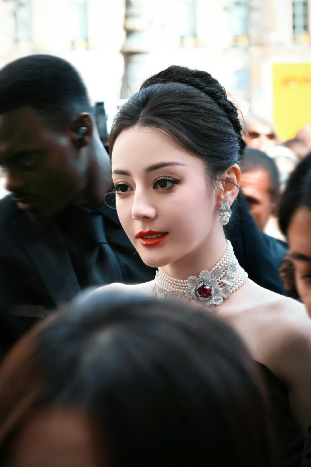迪丽热巴黑丝绒玫瑰裙，是真的美啊，她就是好看的！是有些镜头的问题…[苦涩][苦涩