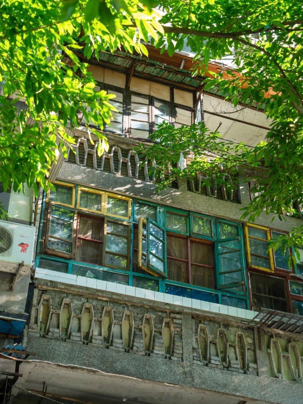 老屋，我又回去看了看。窗台上那道刻痕还在，是十二岁时比着身高画的。原来回忆不是封