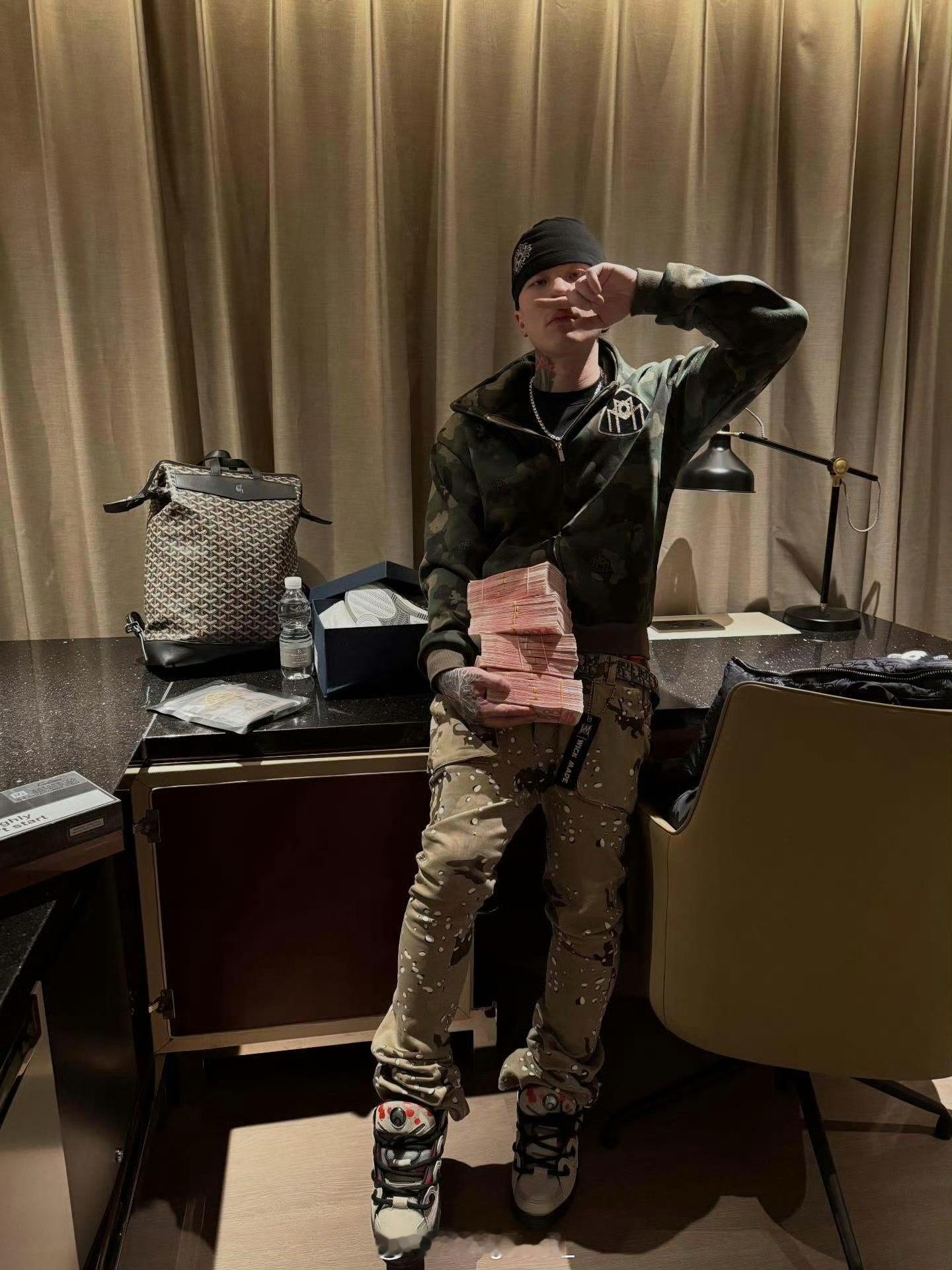 SASI回应歌词唱“每月版税有十万块”，表示自己是吹NB的，别信。sasiove