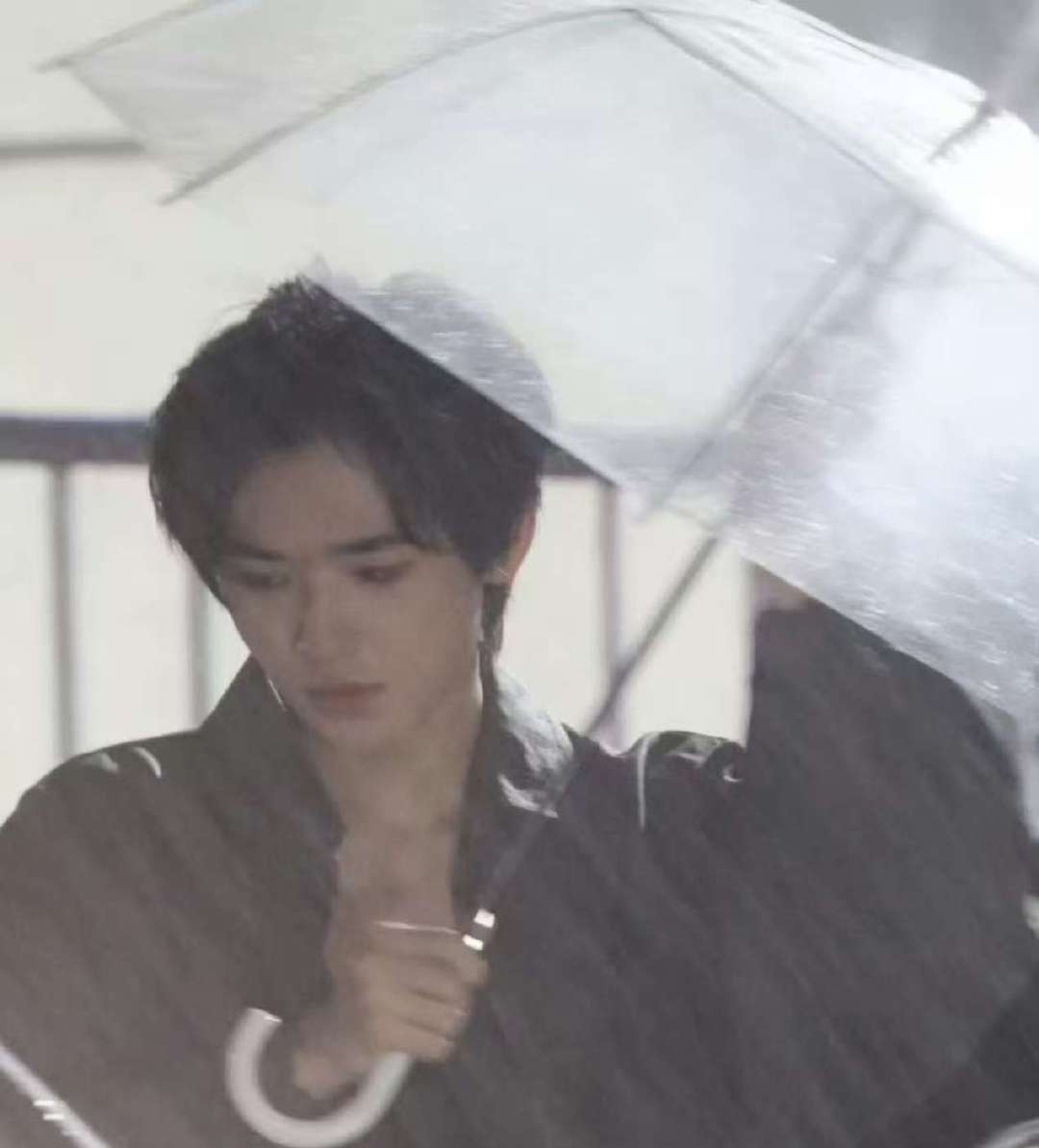 宋亚轩雨天脚步会慢一些宋亚轩谁能体谅我的雨天！宋亚轩谁能体谅我的雨天 ​​​