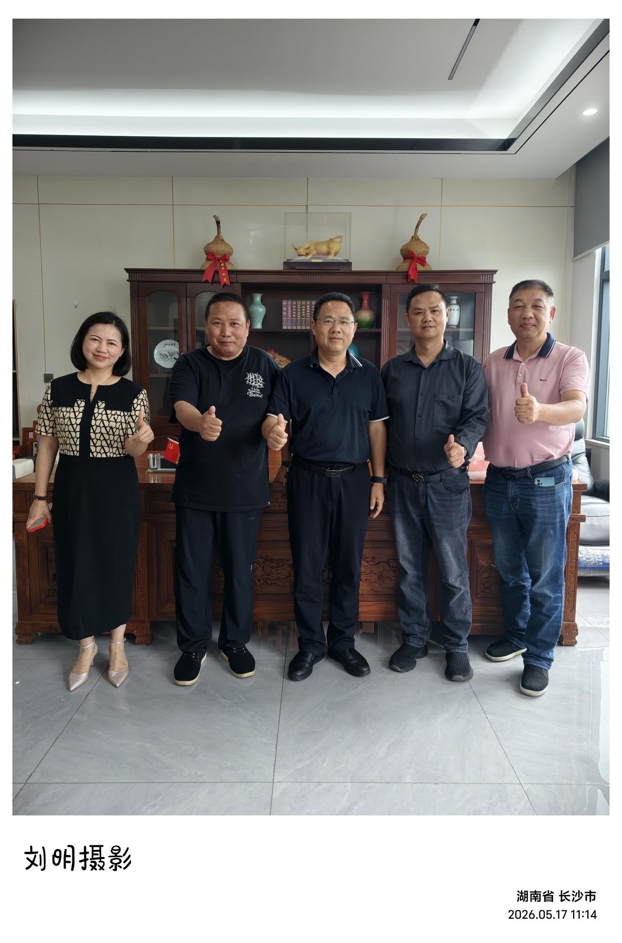 今天长沙天色清透，长空湛蓝，几缕闲云悠悠浮在天际。我们一行人前往望城威旭智能产业