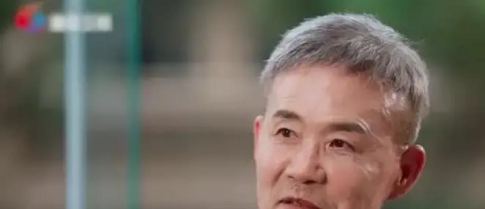 王石最狼狈的时刻，不是在董事会，而是在U型槽。
专业雪服护具齐全，他摔出槽外，雪