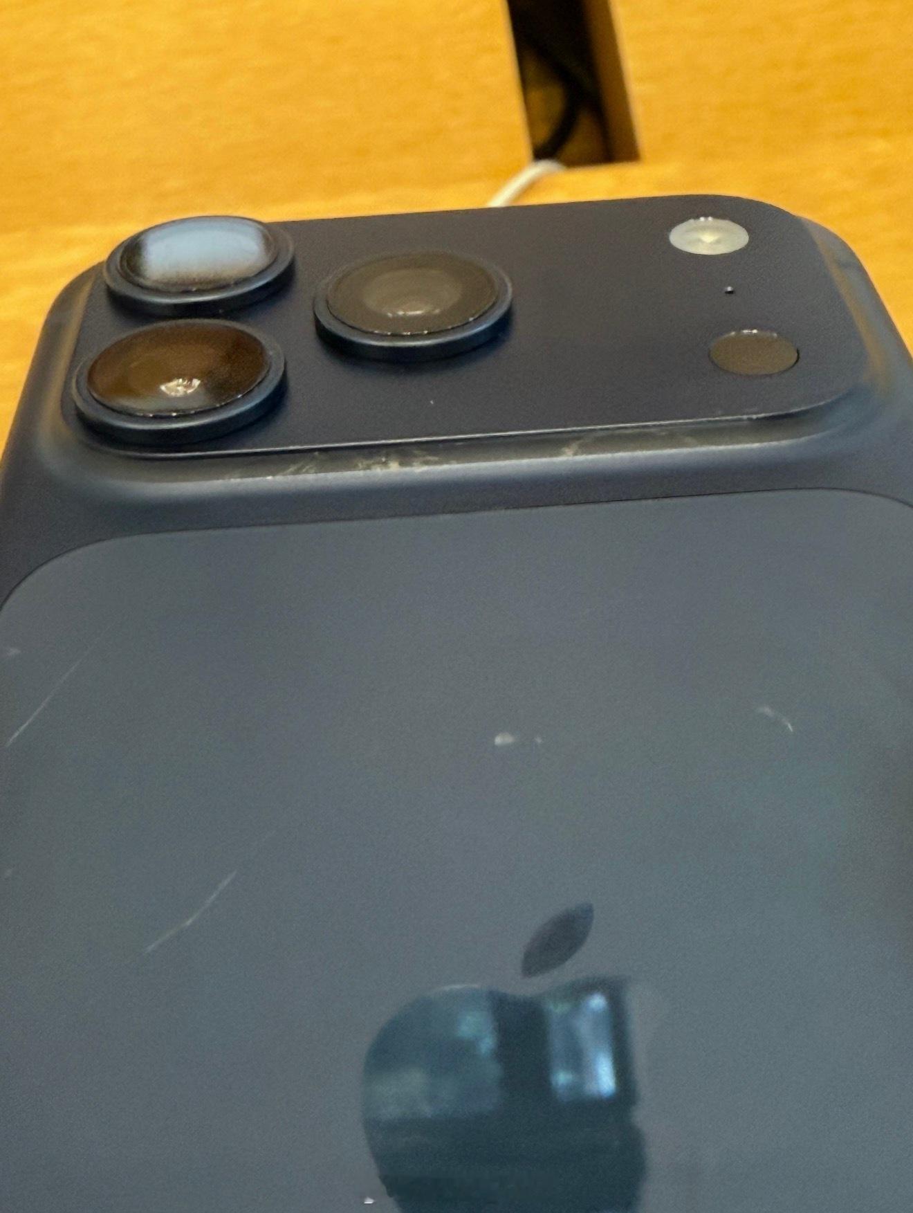iPhone17ProMax深蓝色这个划痕确实有点离谱[捂嘴哭]这个也太脆皮了吧