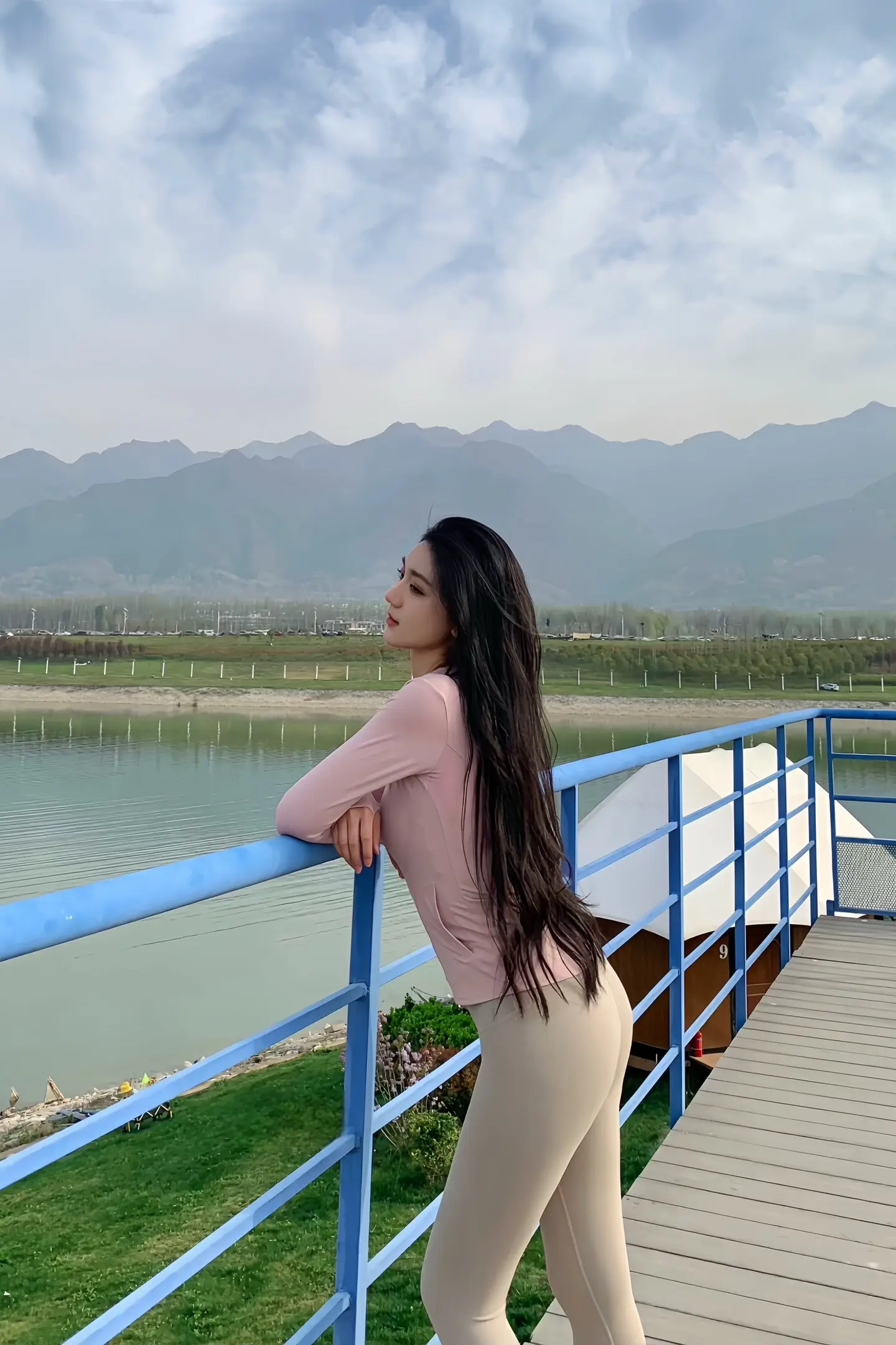 我见青山多妩媚 料青山见我应如是