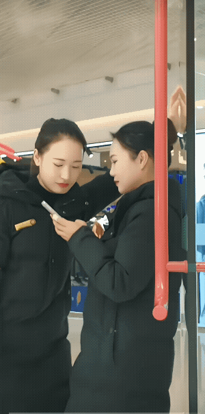 她突然吻了她。
女子她不一定是和另一位女子闹玩笑，皆有可能她就是想吻她的。所以说