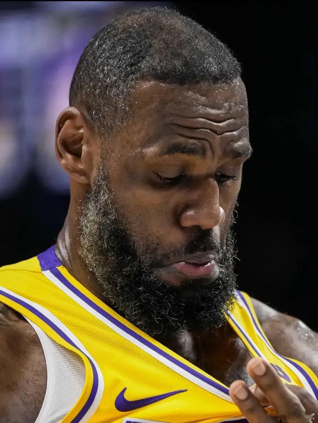 过去6场比赛，詹姆斯出场时间：对阵76人——37分26秒，全队第1对阵勇士——3