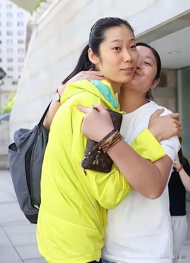 郑州售楼处，灯光璀璨。
大姐攥着朱婷的衣角，小声说太贵了；
朱婷掏出卡，连眼皮都