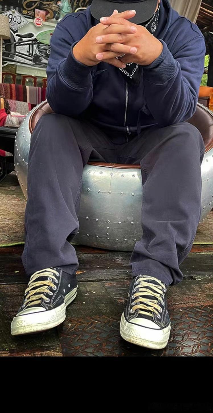 爱长时间脱袜穿胶鞋的，尤其是穿雨靴的更是这样的痛苦，靴鞋保护了脚不会割破，但会把