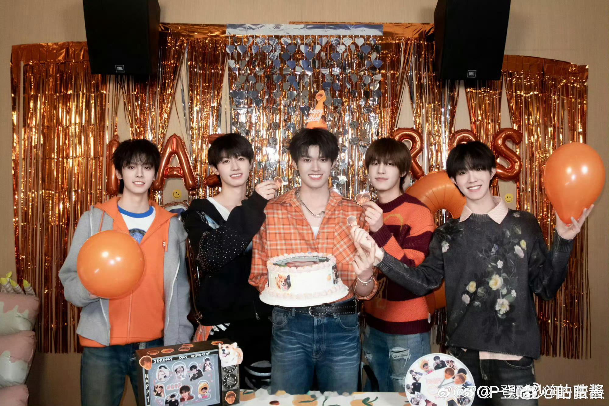 张极生日合照张极生日大合照 生日快乐，一路闪耀 