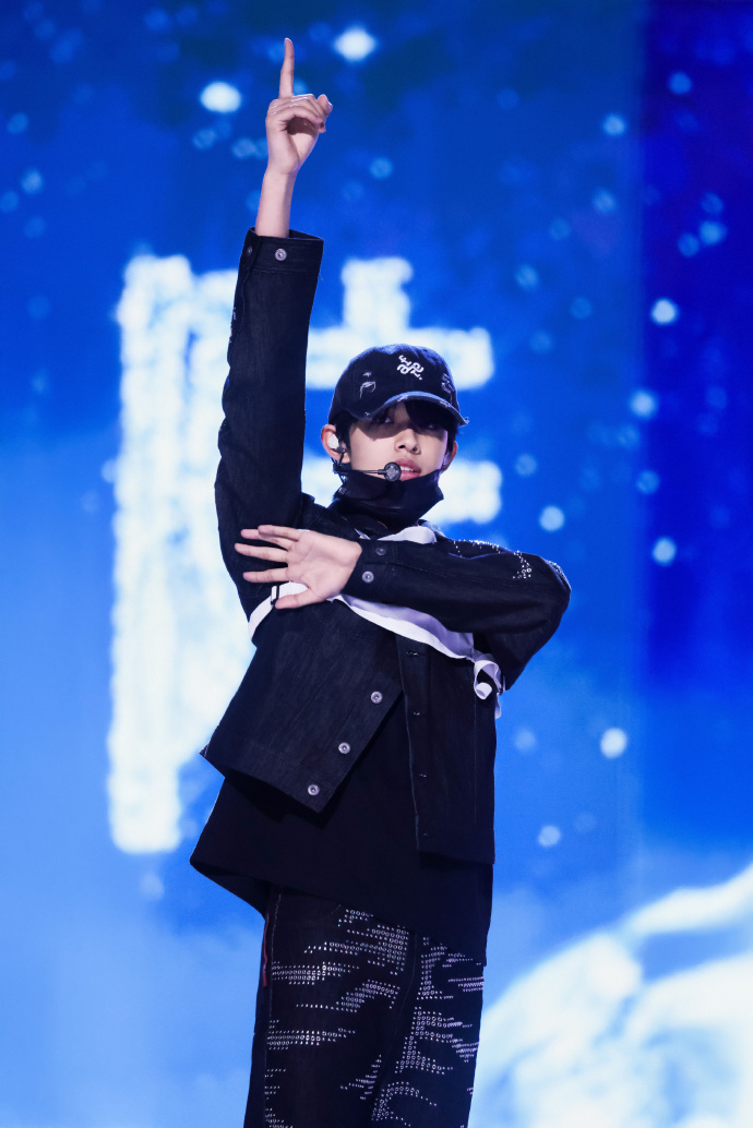 围绕团体动态，登陆少年爱奇艺尖叫之夜彩排出图释出，成员状态专注且配合默契，整齐造