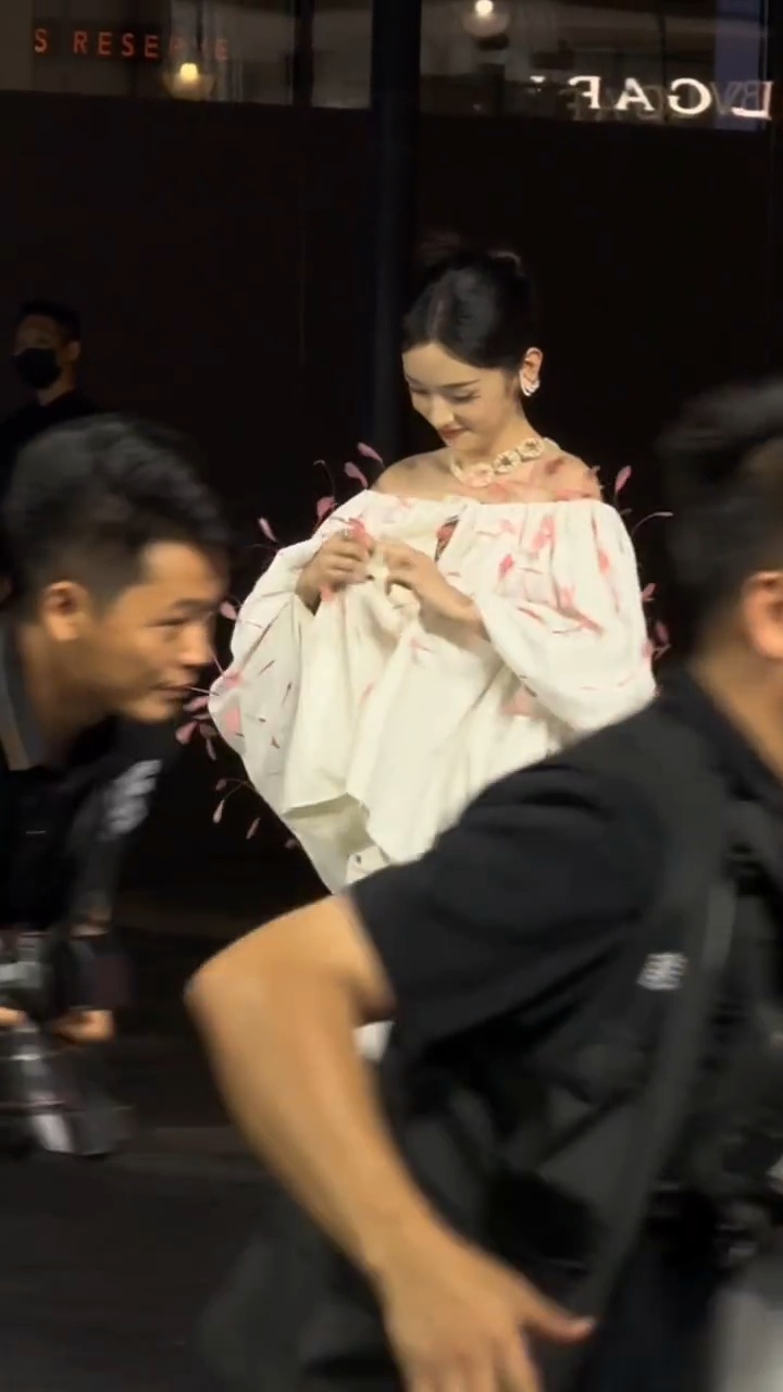 周也是幸福的小女孩这个裙子是她的姐姐和她设计的呀不过这个老师剪的好，没有一开一合
