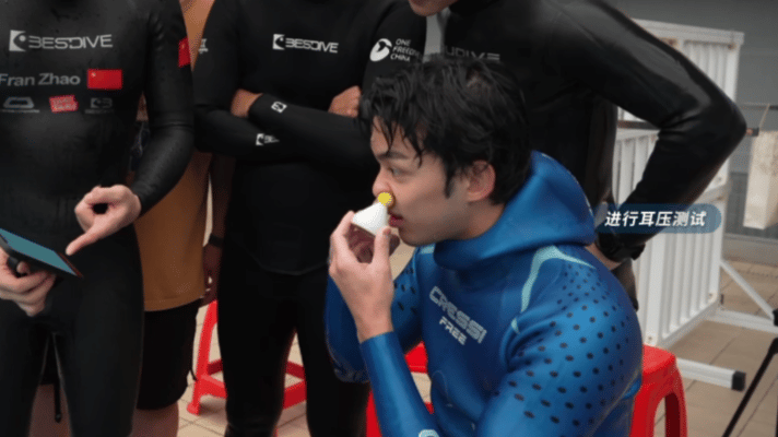 吴磊进阶吧自由潜肉眼可见的辛苦，吴磊阿荡完全勾起了大家的好奇心 ​​​