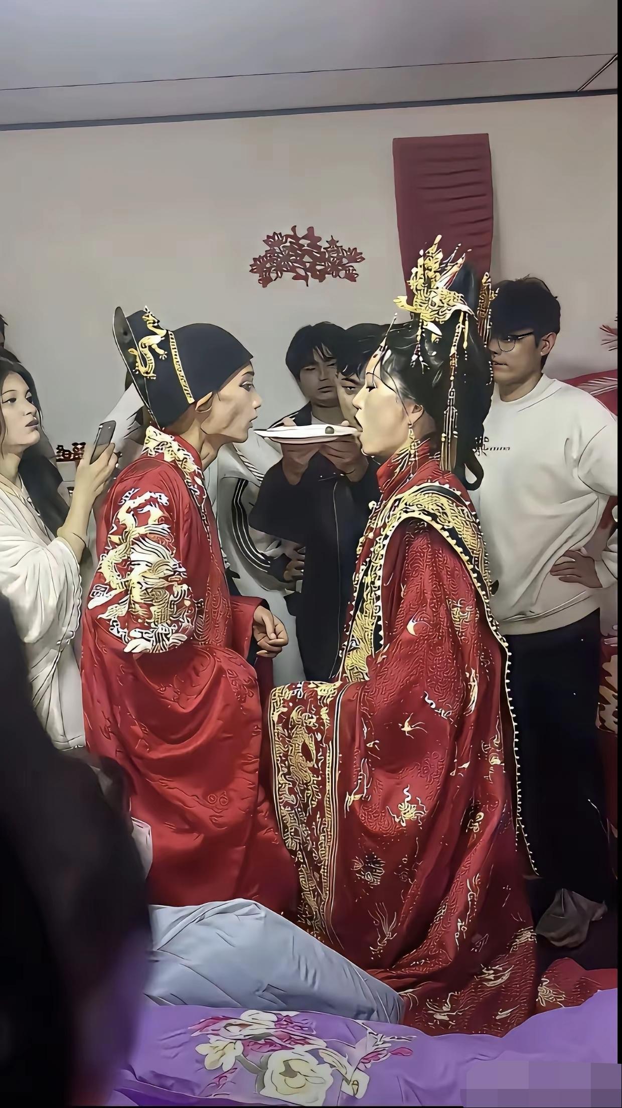 我滴妈，这个新郎的妆容有点恐怖啊[捂脸]