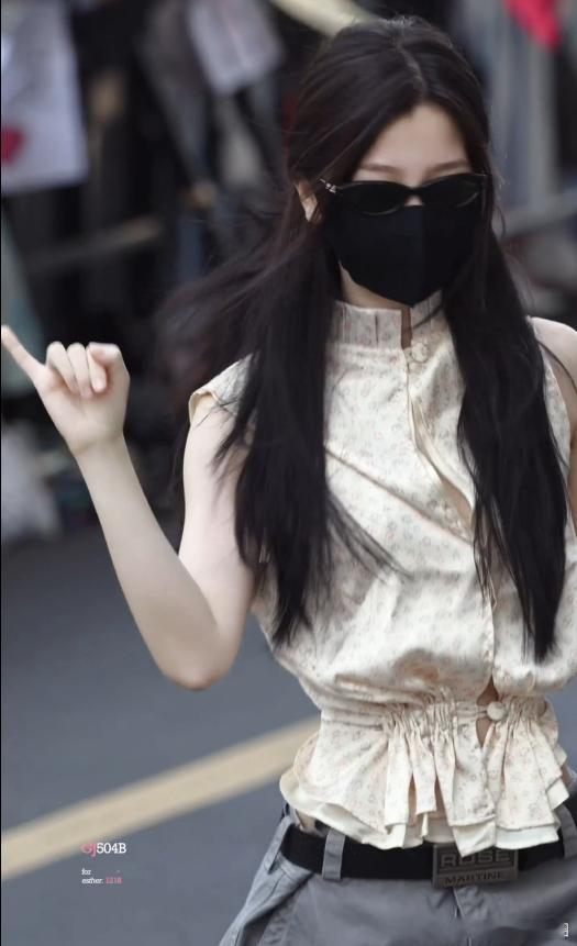 虞书欣解锁废土风解锁截然不同的风格面貌，虞书欣诠释苍茫孤寂的废土氛围，隔绝外界喧