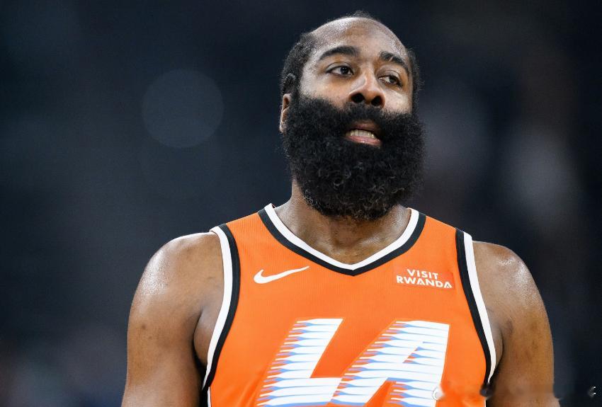 NBA常规赛，快船半场73-40领先国王。上半场，快船球星哈登表现出色，首节就拿